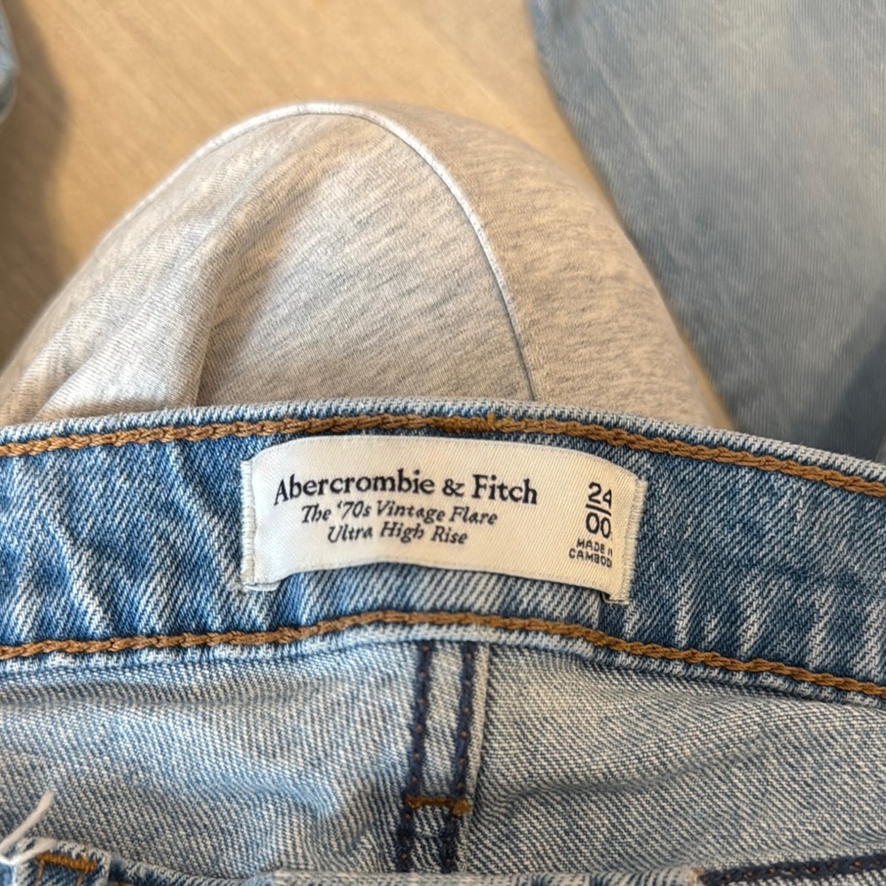 Abercrombie & Fitch 70s Vintage Flare Ultra High Rise Jeans 
Womens